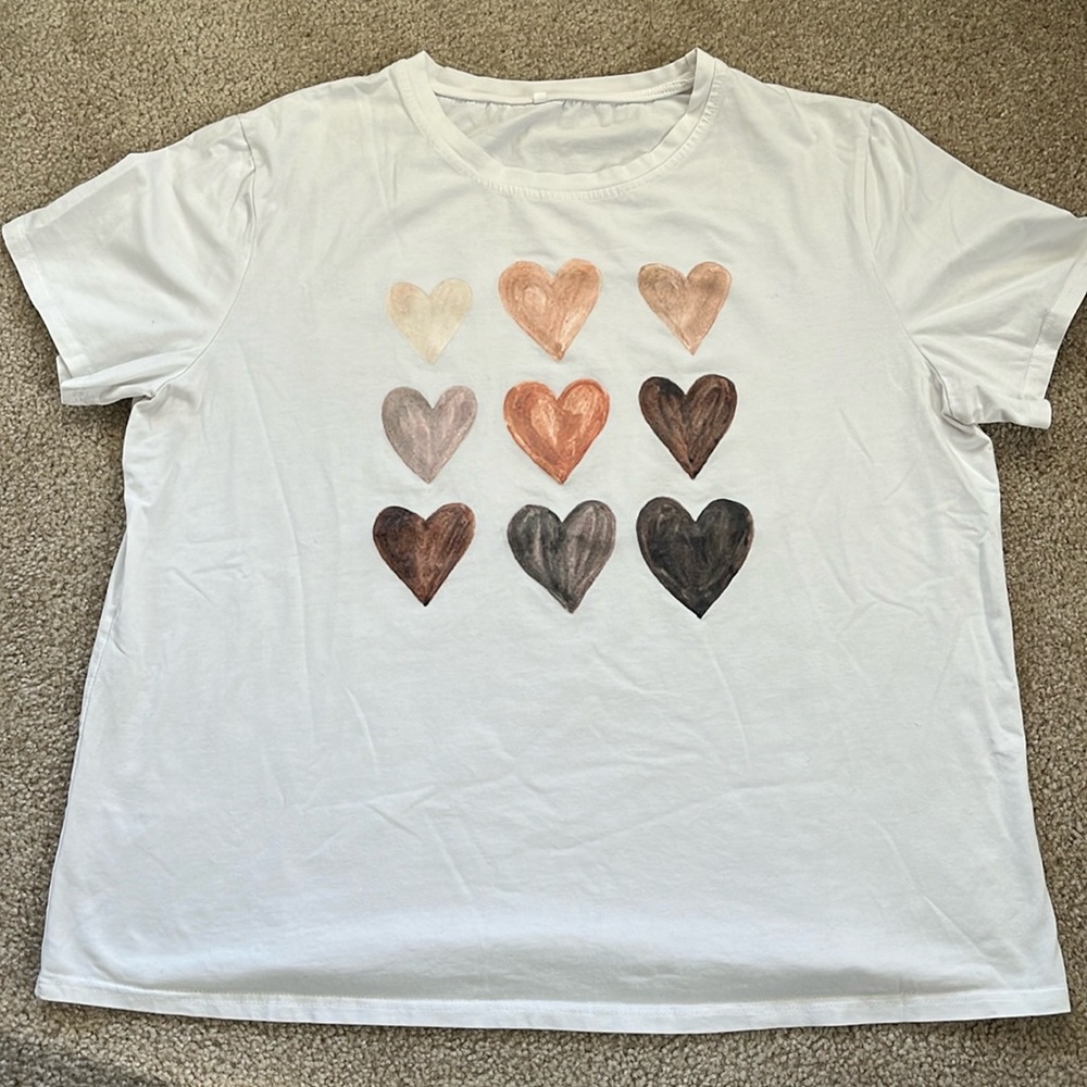 White short sleeve with hearts. Size 3XL. Slightly worn. Good condition.